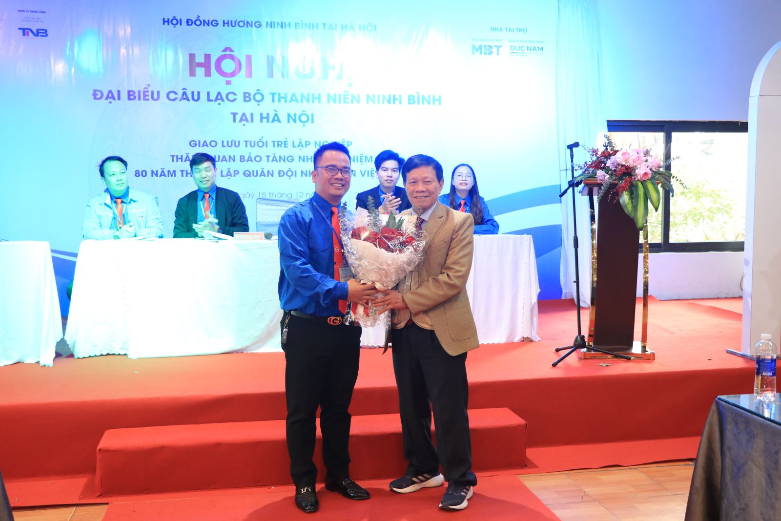 Đại diện Câu lạc bộ Thầy thuốc Ninh Bình và những người bạn tặng hoa, quà cho Câu lạc bộ thanh niên Ninh Bình tại Hà Nội