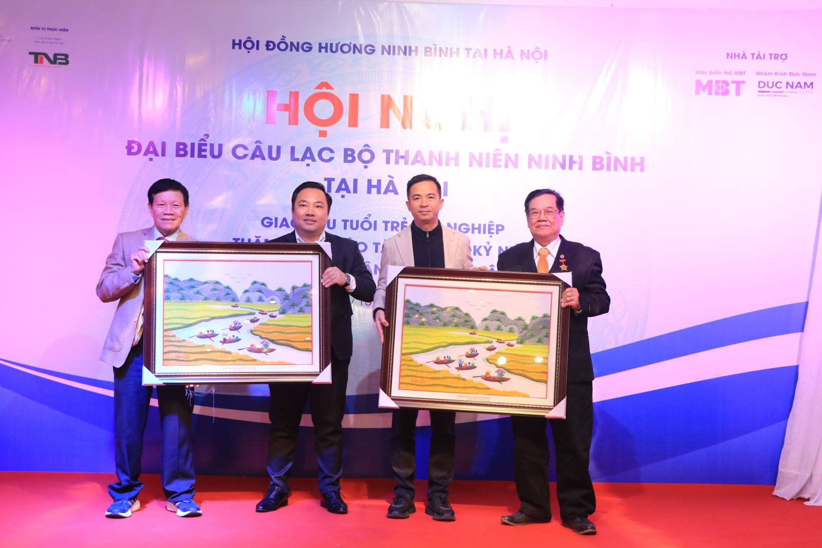 Đại diện câu lạc bộ tặng lưu niệm cho các nhà tài trợ