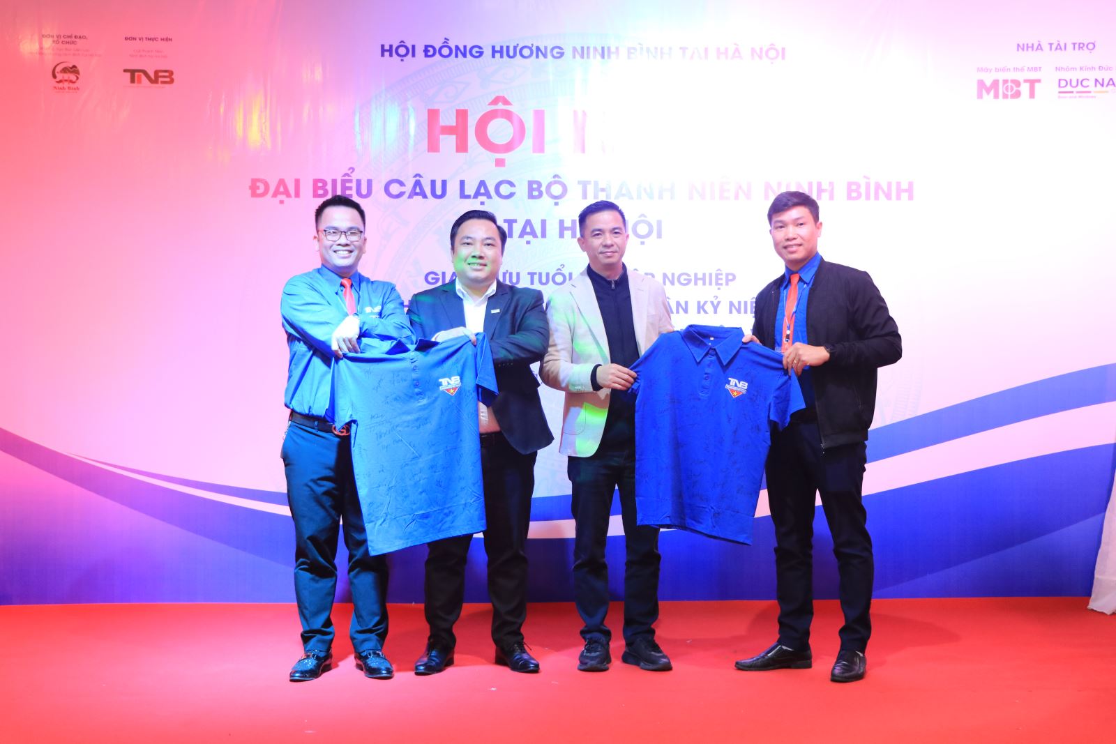 Đại diện câu lạc bộ tặng áo lưu niệm với chữ ký của các đại biểu cho các nhà tài trợ