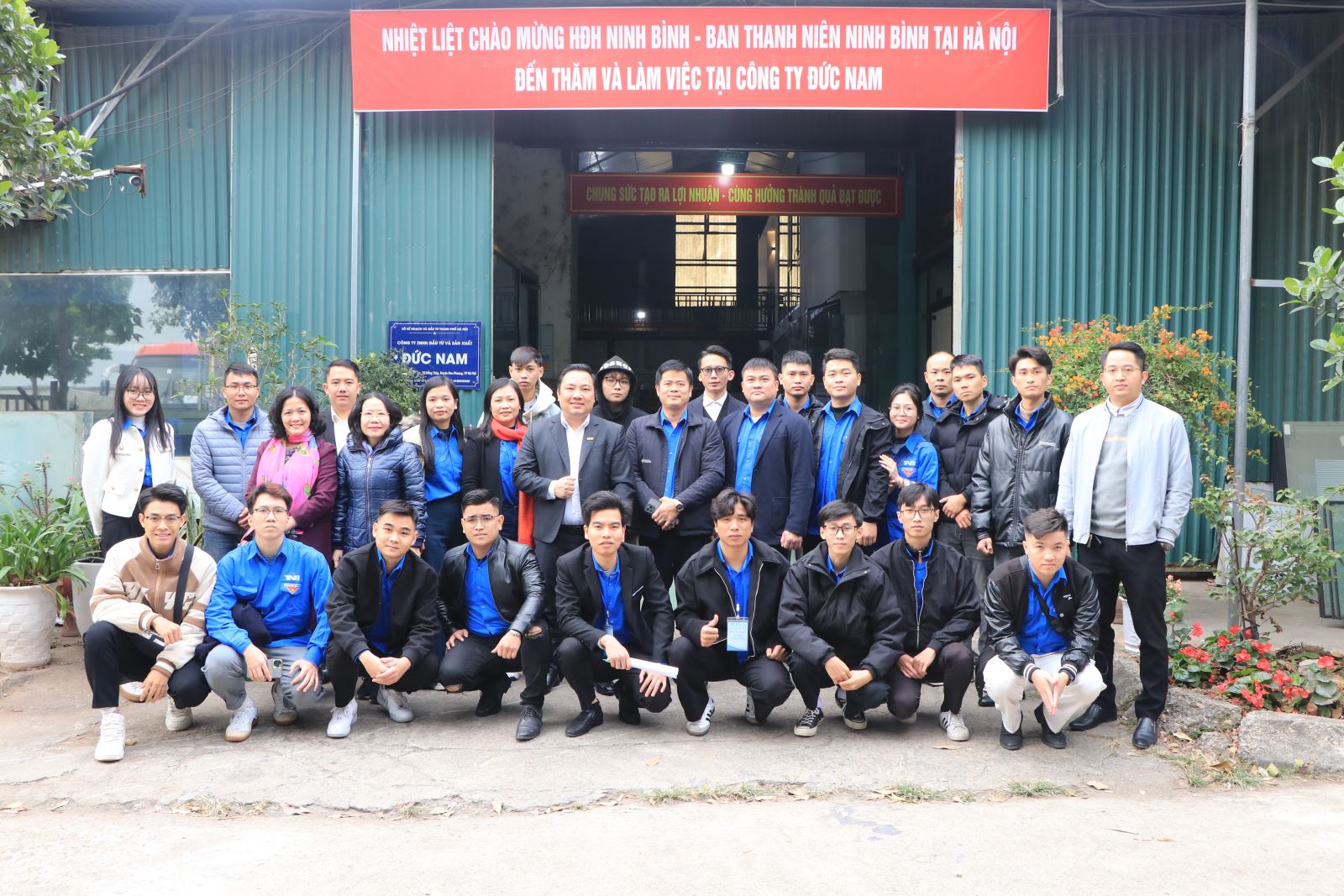 Các đại biểu chụp lưu niệm tại Công ty Đức Nam Glass