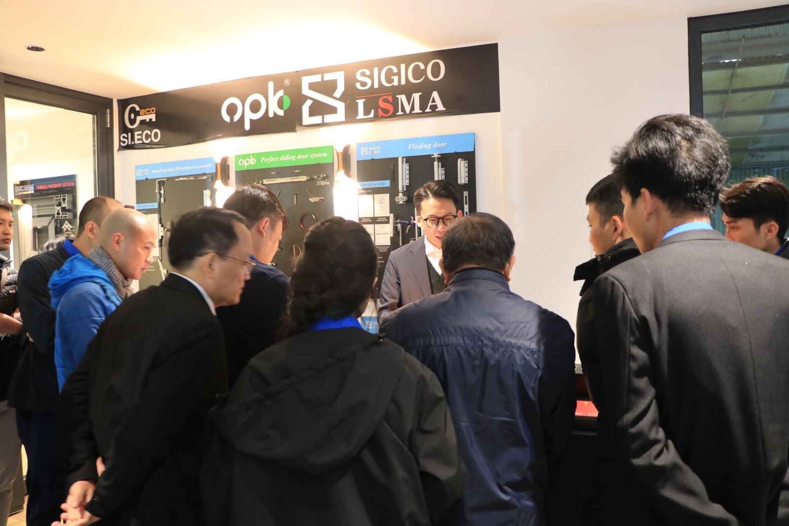 Các đại biểu nghe nhân viên Công ty Đức Nam Glass giới thiệu về các sản phẩm của công ty