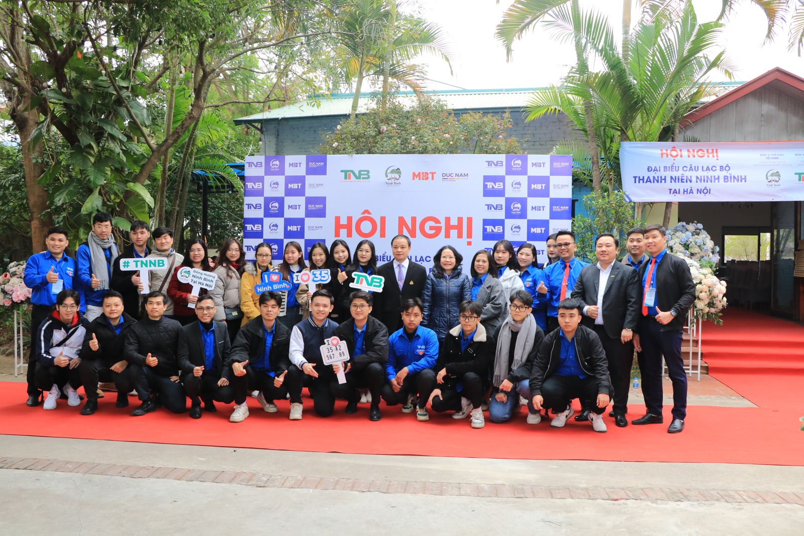 Các đại biểu chụp hình lưu niệm trước hội nghị