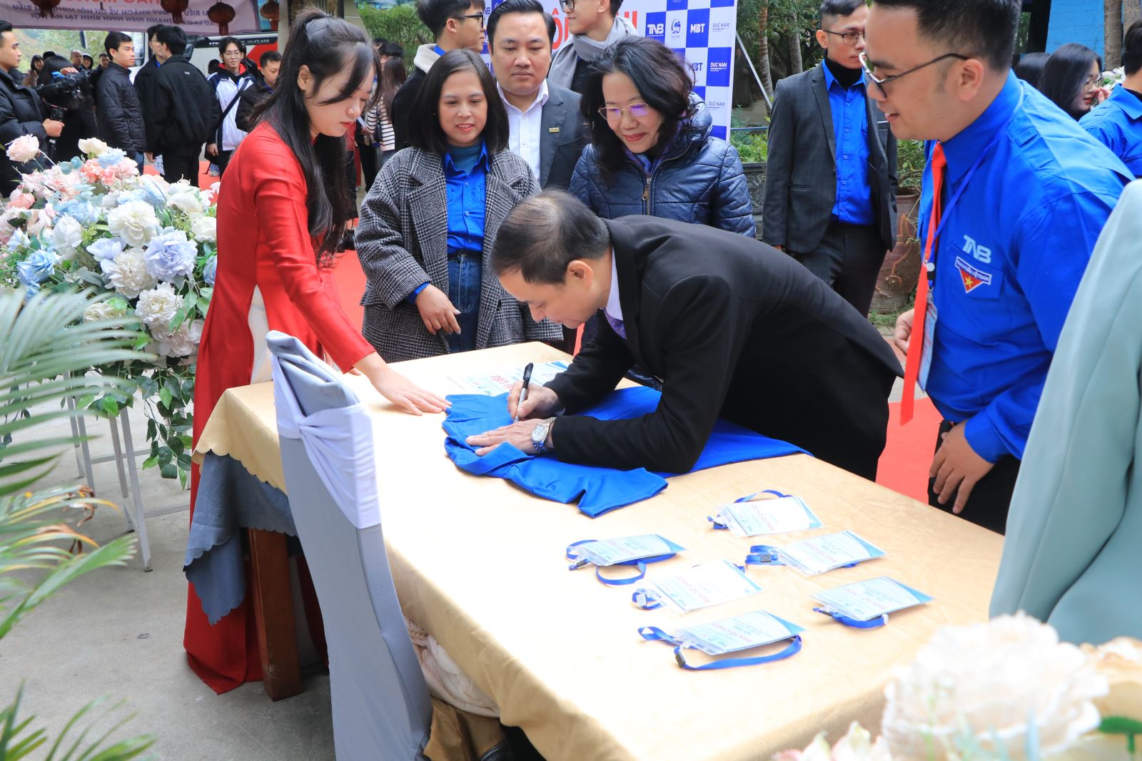 Các đại biểu ký lưu niệm trên áo