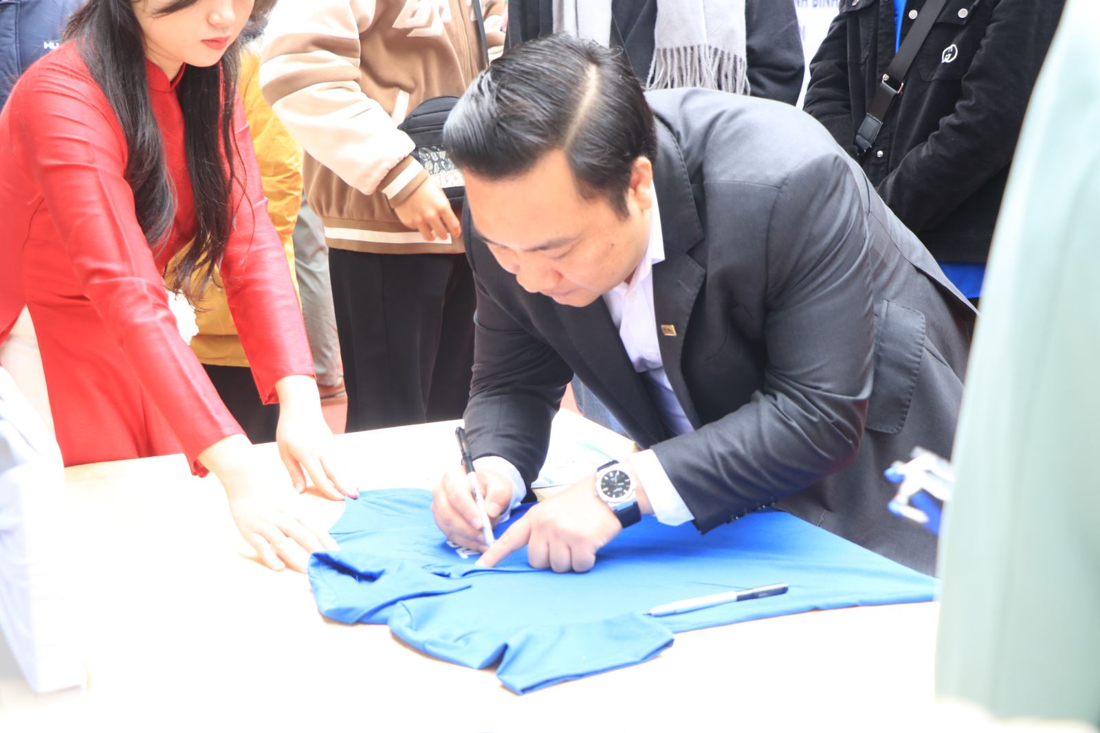 Đại biểu ký lưu niệm trên áo