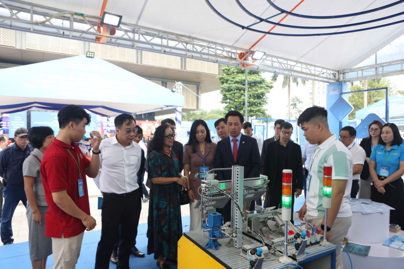 Các gian hàng công nghệ thu hút sự quan tâm của các lãnh đạo và khách tham quan tại Triển lãm