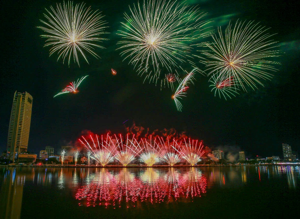 Màn trình diễn của đội pháo hoa Orion Fireworks (Canada) mang tên “Star Dust - Ánh sao ma thuật”