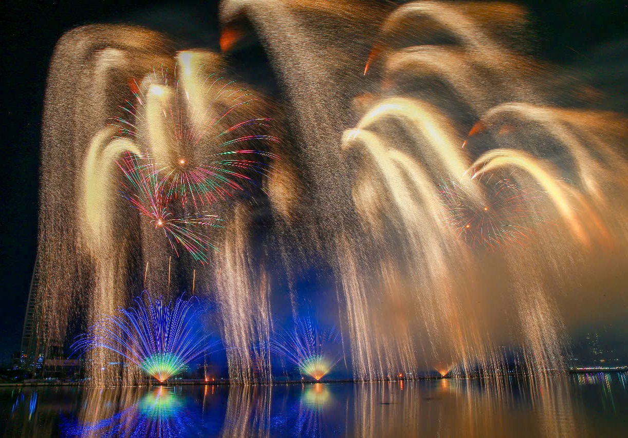 Từng lớp pháo của đội pháo hoa Orion Fireworks (Canada) nhẹ nhàng bung nở, mô phỏng các vì tinh tú: khi mềm mại rơi như mưa sao băng, lúc lại xoay tròn như những chòm sao chuyển động