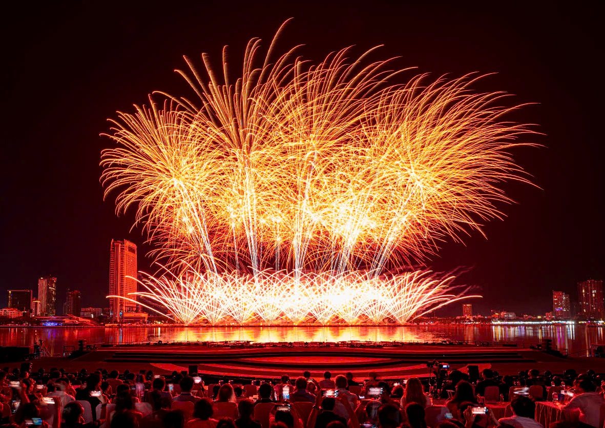 Màu sắc pháo được phối hợp tinh tế, chuyển sắc mượt mà theo giai điệu của những bản nhạc như Power of Love và Never give up on your dreams