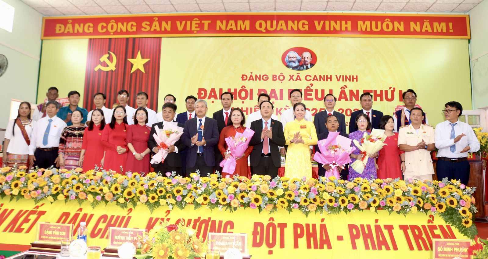 Ra mắt Ban Chấp hành Đảng bộ xã Canh Vinh nhiệm kỳ 2025-2030.