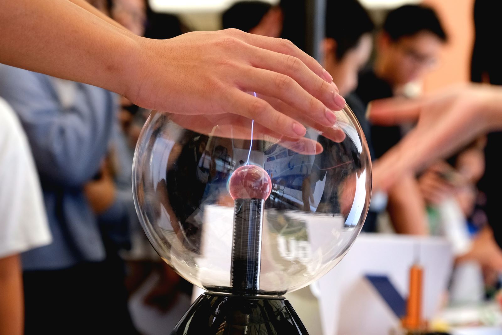 Quả cầu Plasma luôn là thí nghiệm được các bạn trẻ yêu thích tại các mùa triển lãm