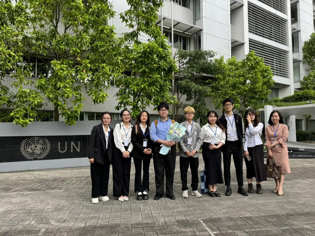 Nhóm sinh viên Trường Đại học Luật - Đại học Quốc gia Hà Nội chụp ảnh cùng TS. Nguyễn Lê Thu