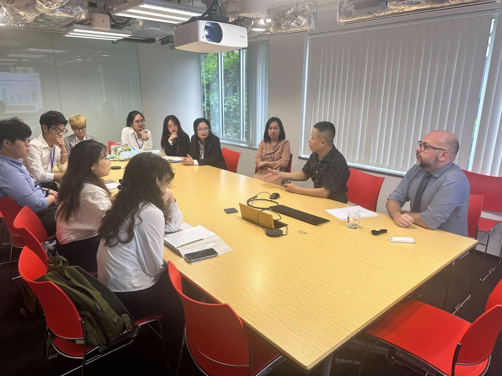 Nhóm sinh viên Trường Đại học Luật - Đại học Quốc gia Hà Nội thảo luận hăng say cùng Tổ chức Lao động Quốc tế (ILO)