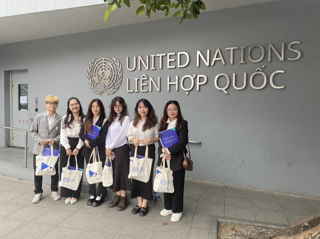 Nhóm sinh viên chụp ảnh lưu niệm tại cửa ra vào Nhà Xanh Liên Hợp Quốc