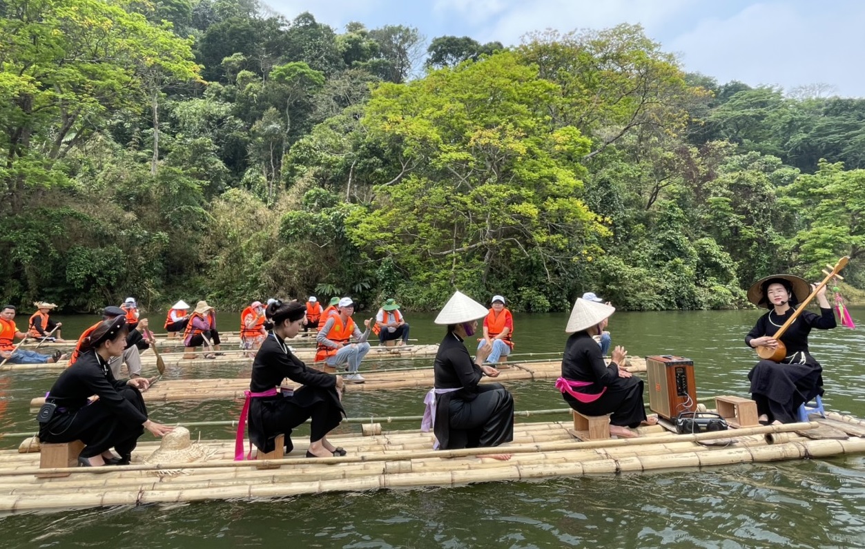 Các tour về nguồn được thiết kế đặc biệt, đưa du khách đến các di tích lịch sử quan trọng, các bảo tàng cách mạng