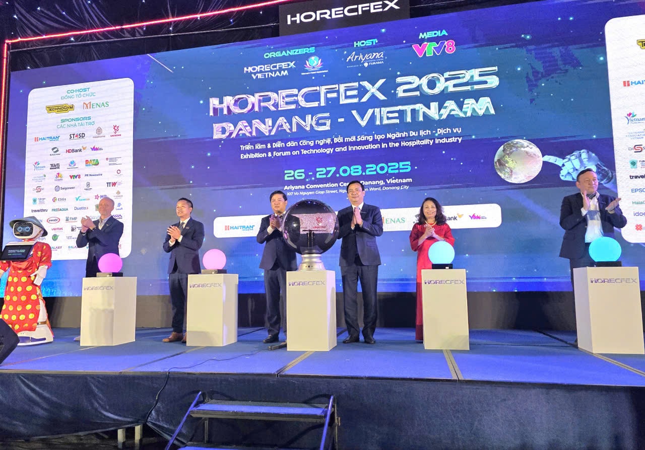 Các đại biểu ấn nút khai mạc sự kiện HORECFEX Việt Nam 2025.