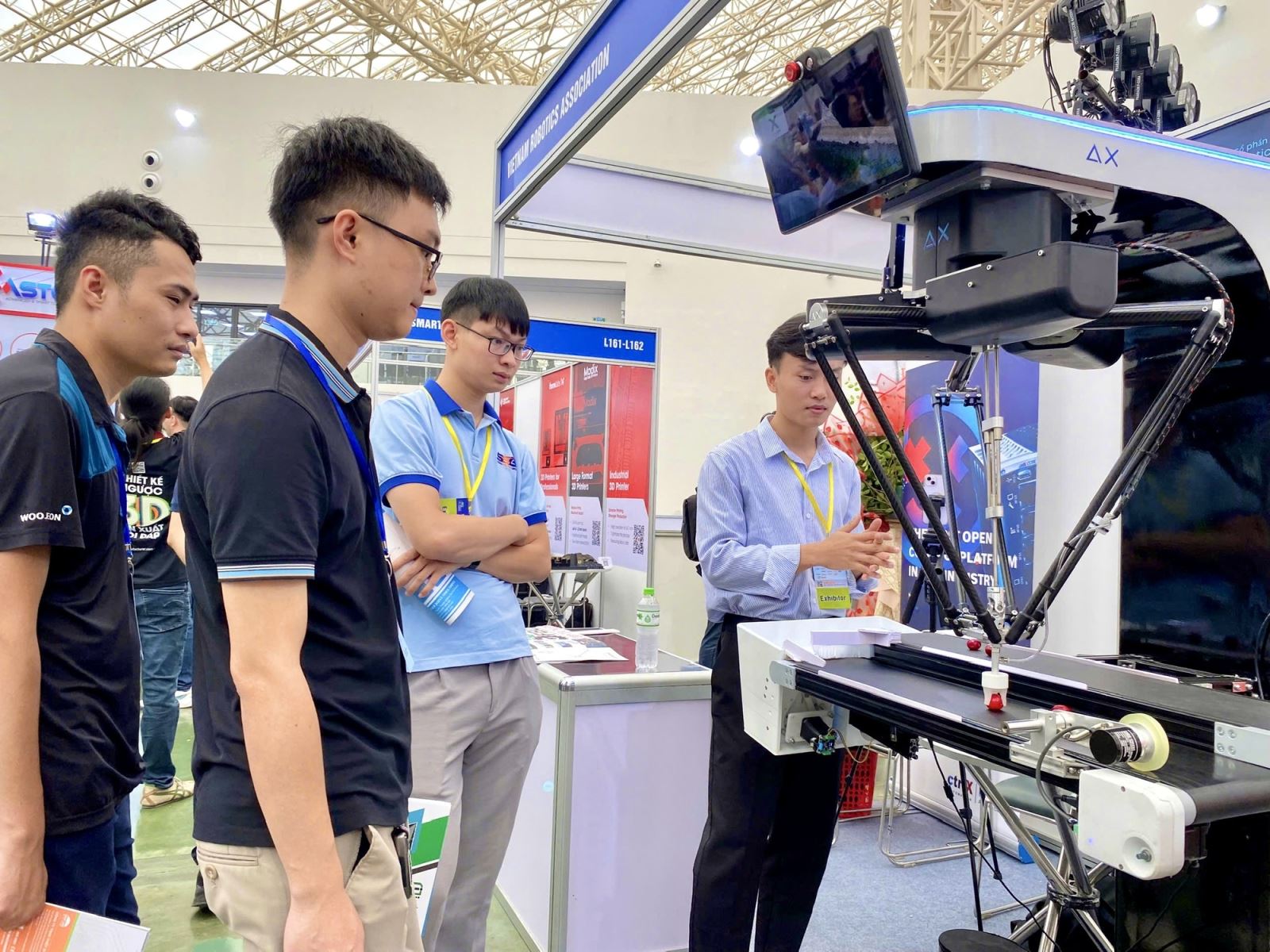 doanh nghiệp nhỏ và vừa (DNNVV) tại Việt Nam lực lượng chiếm gần 98% tổng số doanh nghiệp cả nước và giữ vai trò trụ cột tối ưu hóa quy trình, giảm chi phí và tăng tốc độ phản hồi với thị trường