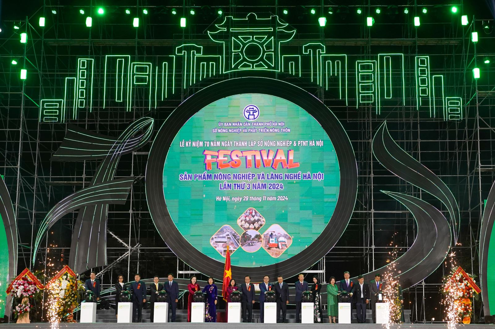 Các đại biểu thực hiện nghi thức khai mạc Festival sản phẩm nông nghiệp và làng nghề Hà Nội lần thứ 3 năm 2024 