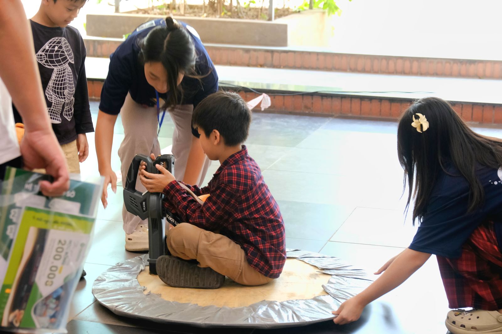 Khu Boardgame với “chiếc đĩa bay” độc đáo khiến các em nhỏ tham gia vô cùng thích thú