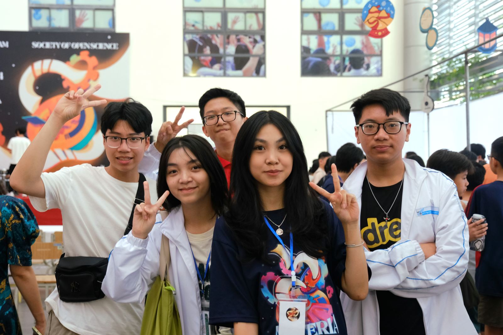 Các bạn học sinh hào hứng trước những thí nghiệm độc đáo của sự kiện