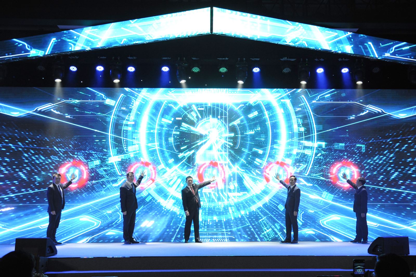 Chú thích ảnh: Các đại biểu (từ trái qua phải): Thứ trưởng Bộ TT&TT Nguyễn Huy Dũng, Thứ trưởng Bộ Tài chính điều hành Tổng cục Thuế Cao Anh Tuấn, Bộ trưởng Bộ Tài chính Hồ Đức Phớc, Chủ tịch VCCI Phạm Tấn Công, Phó Tổng Giám đốc Cổng TTĐT Chính phủ Lê Việt Đông tại lễ kích hoạt Cổng thông tin TMĐT.