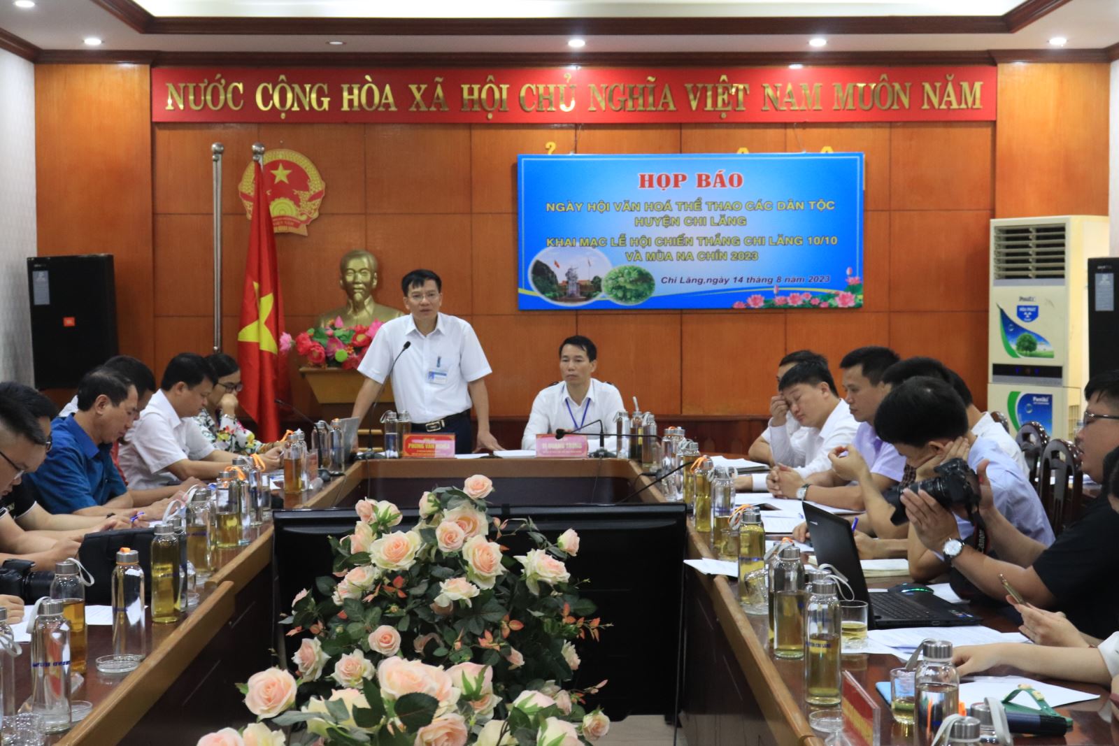 Phó chủ tịch UBND huyện Chi Lăng Phùng Văn Nghĩa thông tin về kế hoạch quảng bá, tiêu thụ sản phẩm na Chi Lăng và các sản phẩm nông đặc sản của huyện tại buổi họp báo