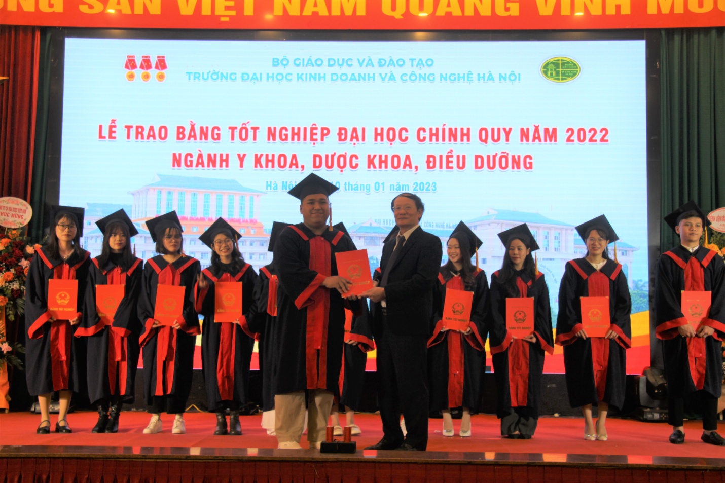 GS. TS Nguyễn Công Nghiệp, Phó Hiệu trưởng Thường trực nhà trường trao bằng  tốt nghiệp cho các tân cử nhân.