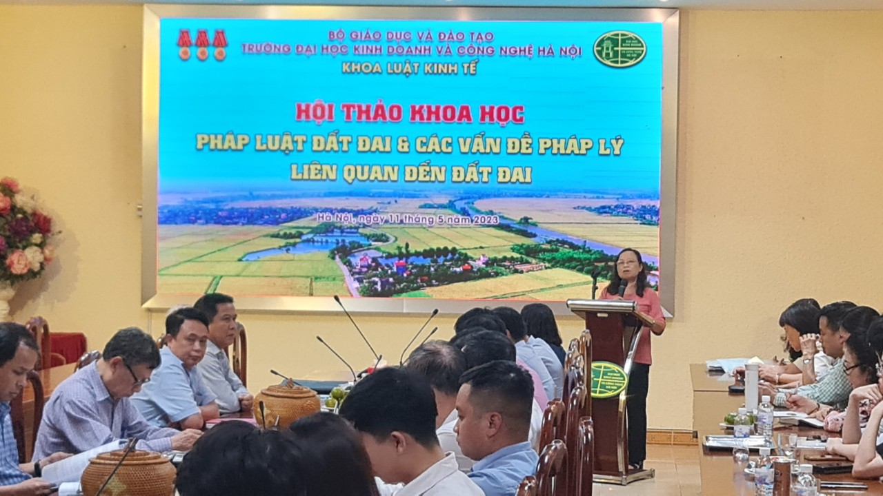 PGS.TS. Trần Thị Cúc – Phó Chủ nhiệm Khoa Luật kinh tế phát biểu khai mạc Hội thảo.