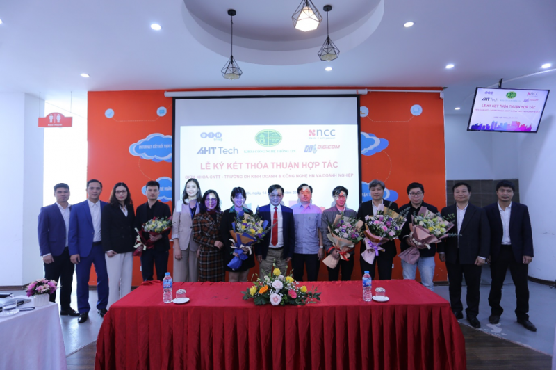 Lễ ký kết thoả thuận hợp tác về thực tập và cơ hội tìm hiểu việc làm cho sinh viên giữa khoa Công nghệ thông tin và các doanh nghiệp.