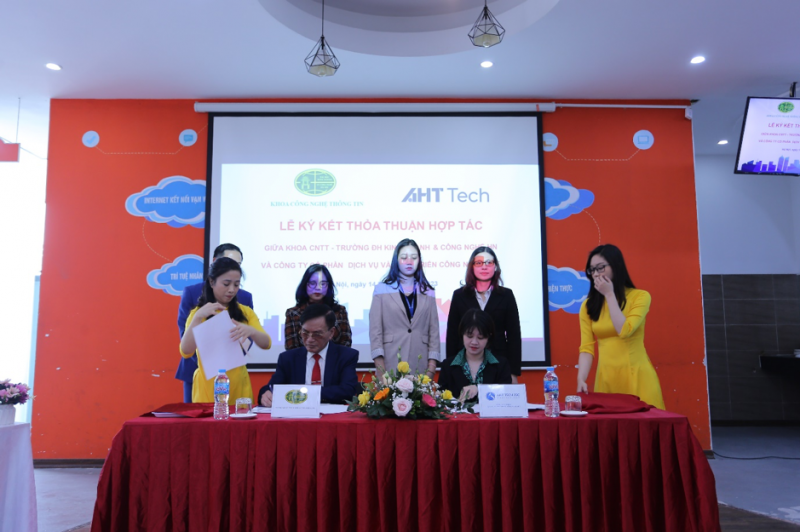 Ký kết với đại diện công ty Cổ Phần Dịch Vụ và Phát Triển Công Nghệ AHT (Tech).