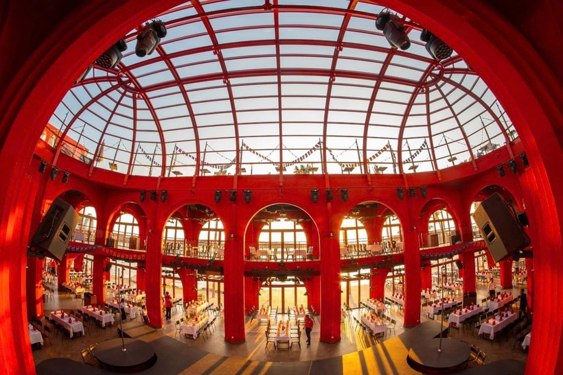 Nhà hàng bia nổi bật với sắc đỏ và mái vòm kính thấu tầng. Ảnh: Hải Triều.