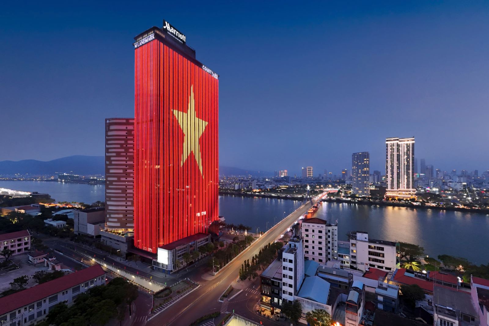 Tọa lạc tại tòa nhà cao nhất bên sông Hàn, khách sạn Courtyard by Marriott Danang Han River sở hữu vị trí vàng tại trung tâm thành phố.