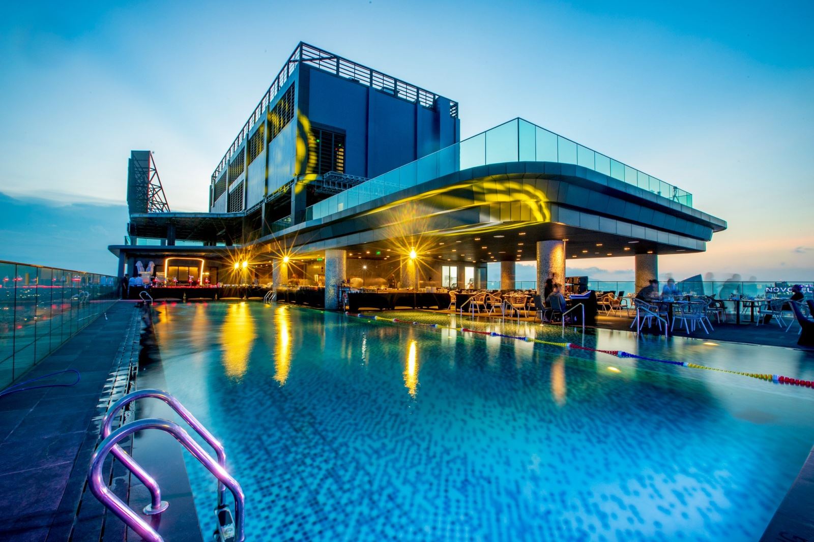 Không gian hồ bơi tại tầng 45 là điểm hẹn lý tưởng để nghỉ ngơi, giao lưu sau hội nghị và tận hưởng tiệc tối trong không khí thoáng đãng giữa trung tâm thành phố.