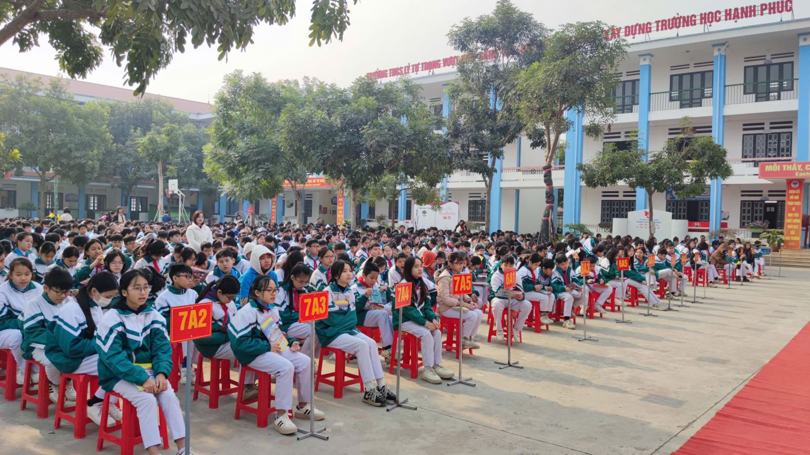 Hình ảnh các em học sinh tham gia chương trình tuyên truyền.