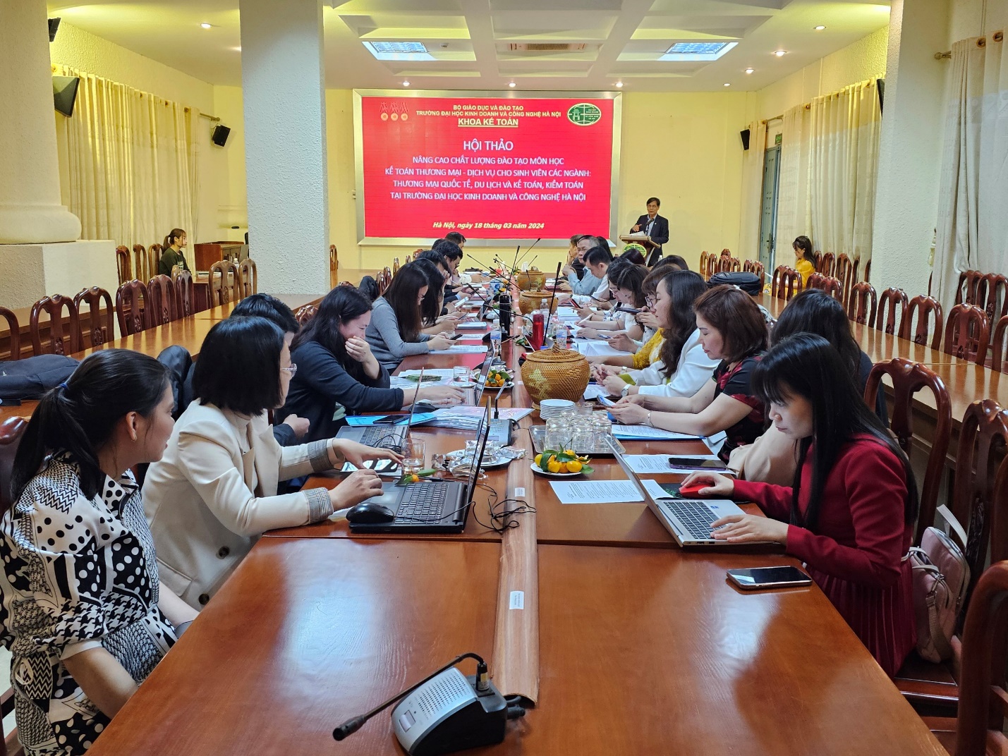 Hội thảo thu hút sự quan tâm đông đảo của các nhà khoa học và cán bộ, giảng viên Khoa Kế toán, HUBT.