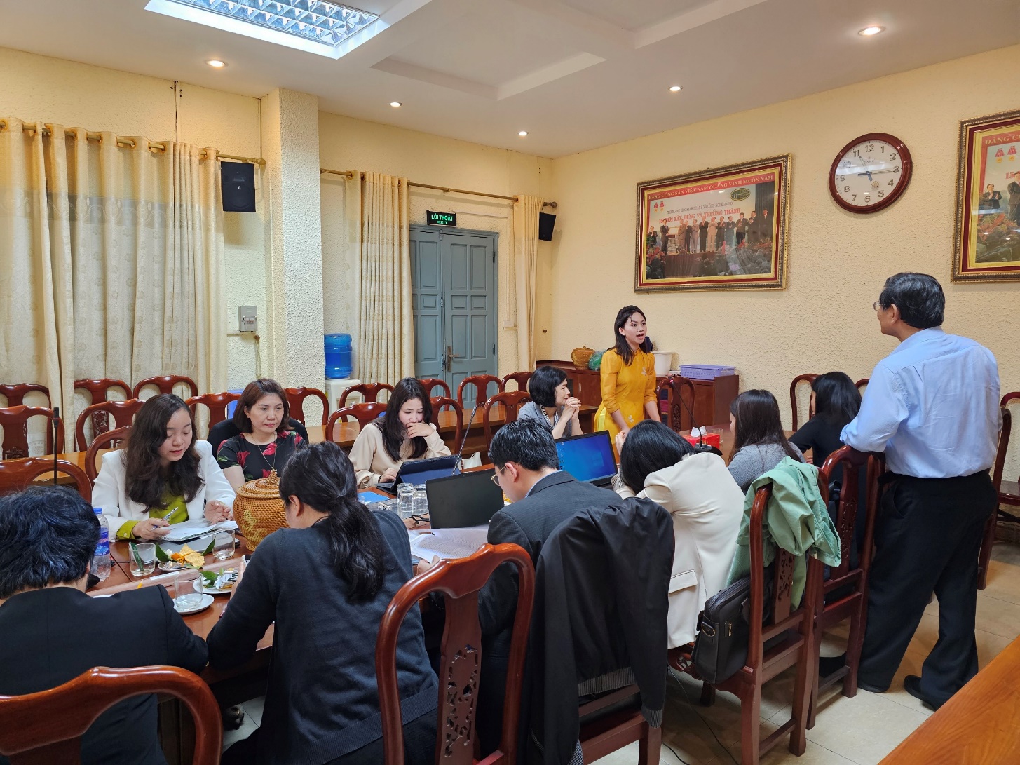 Các thành viên tham gia cùng thảo luận và chia sẻ ý kiến xoay quanh chủ đề hội thảo.