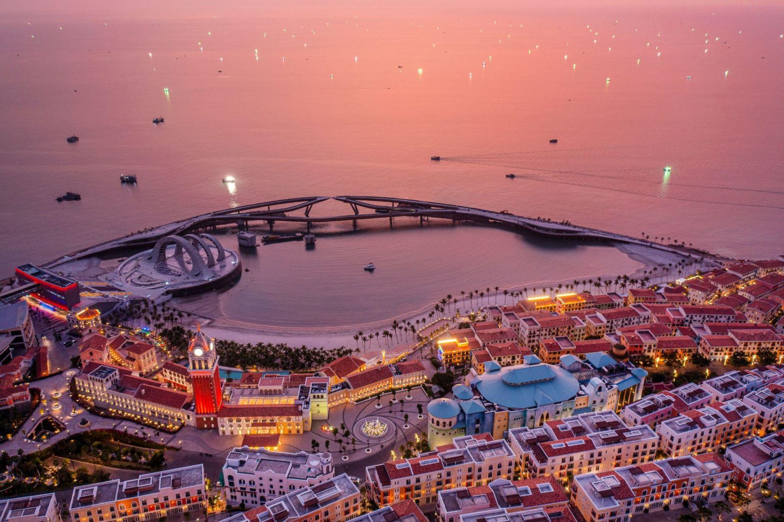 Thị trấn Hoàng hôn - điểm đến của nghệ thuật và tình yêu.