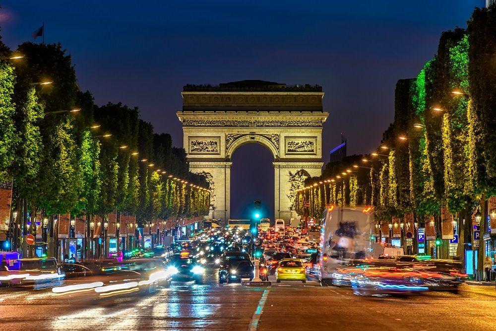 Đại lộ Champs-Élysées lung linh về đêm.