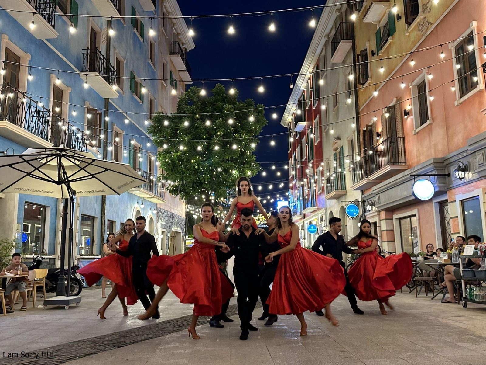 Những vũ điệu Latinh nóng bỏng tại phố đêm Sorrento.