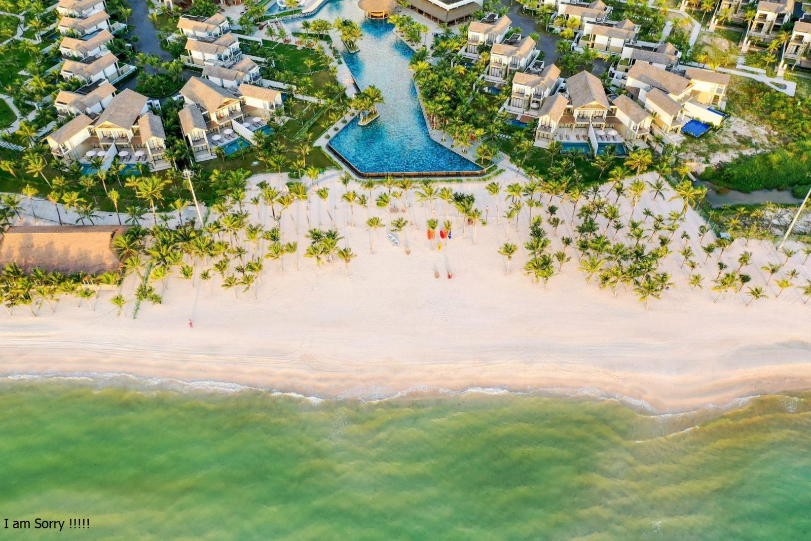 Khu nghỉ dưỡng New World Phu Quoc mang phong cách làng chài, nằm bên Bãi Kem với bờ cát  trắng mịn.