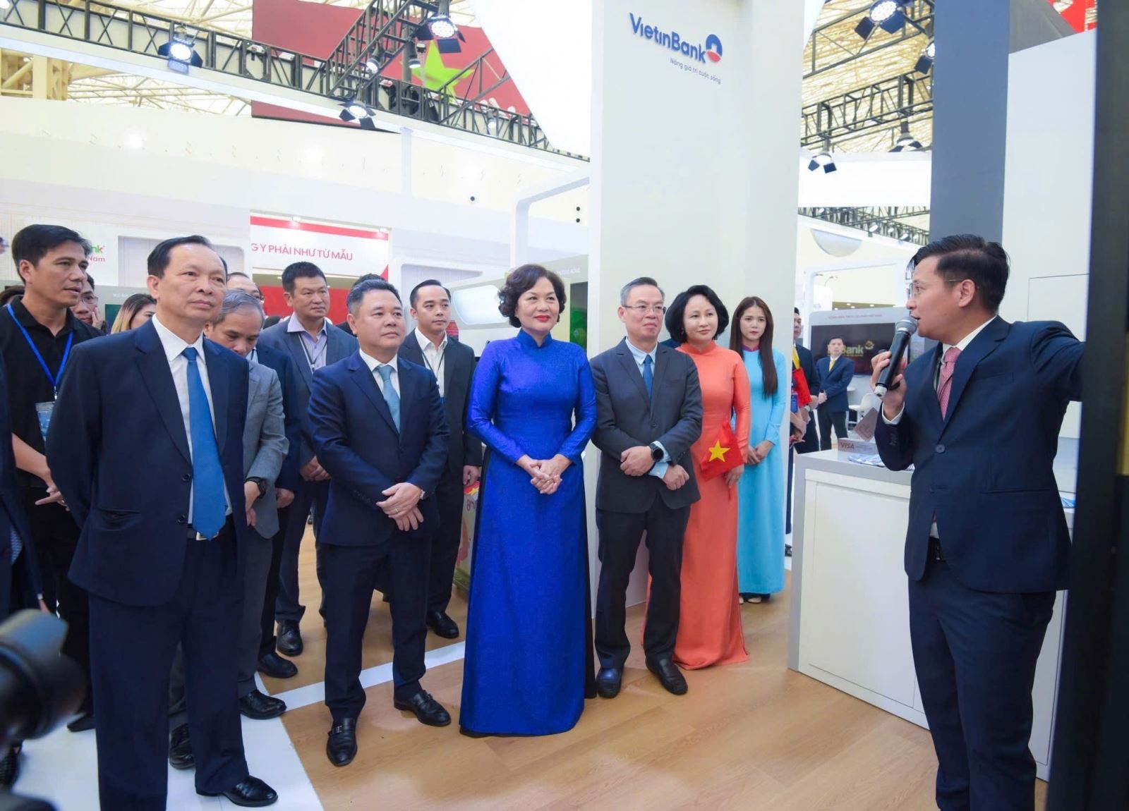 Lãnh đạo Ngân hàng Nhà nước tham quan trải nghiệm tại gian hàng VietinBank.