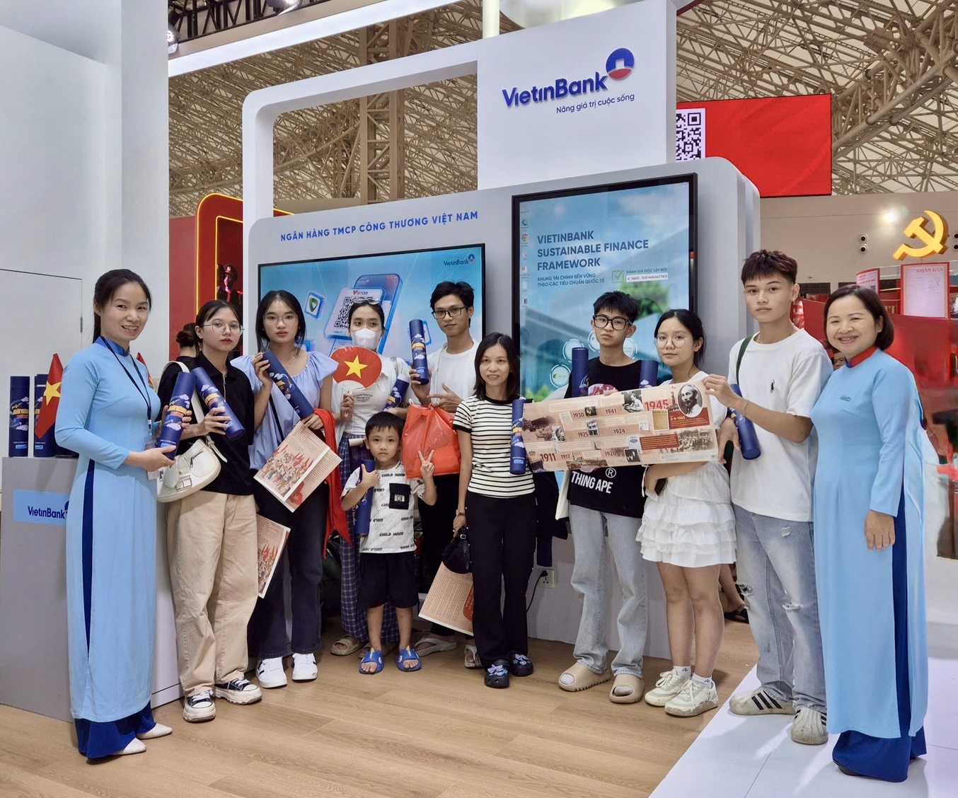 Khách hàng trẻ thích thú với ấn phẩm inforgraphic Hải trình rực rỡ.