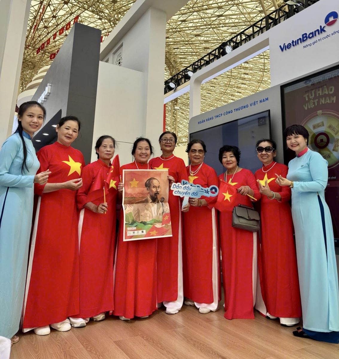 Đông đảo khách hàng tới check-in, trải nghiệm tại gian hàng VietinBank.