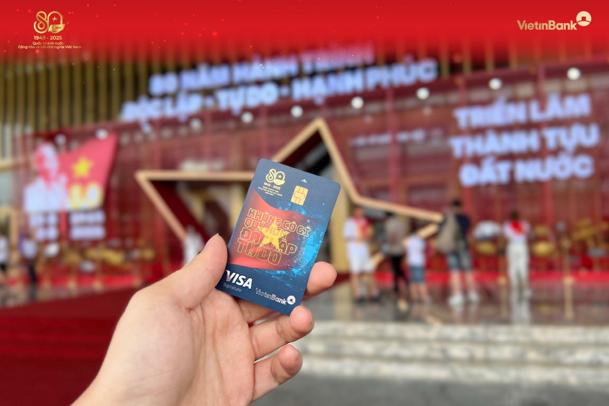 Khách hàng check-in cùng thẻ VietinBank Visa Signature phiên bản giới hạn chào mừng 80 năm Quốc khánh.