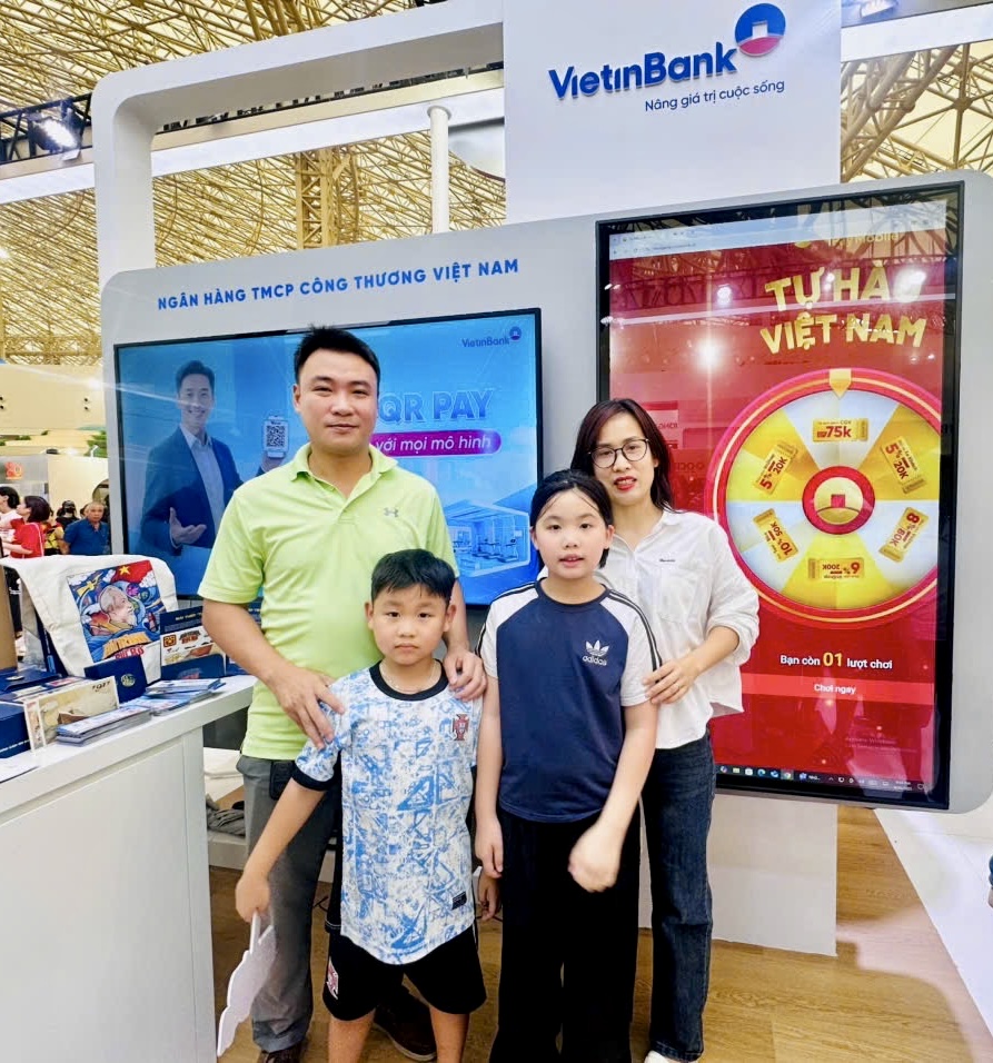 Nhiều phụ huynh cùng các em nhỏ check-in tại gian hàng VietinBank.