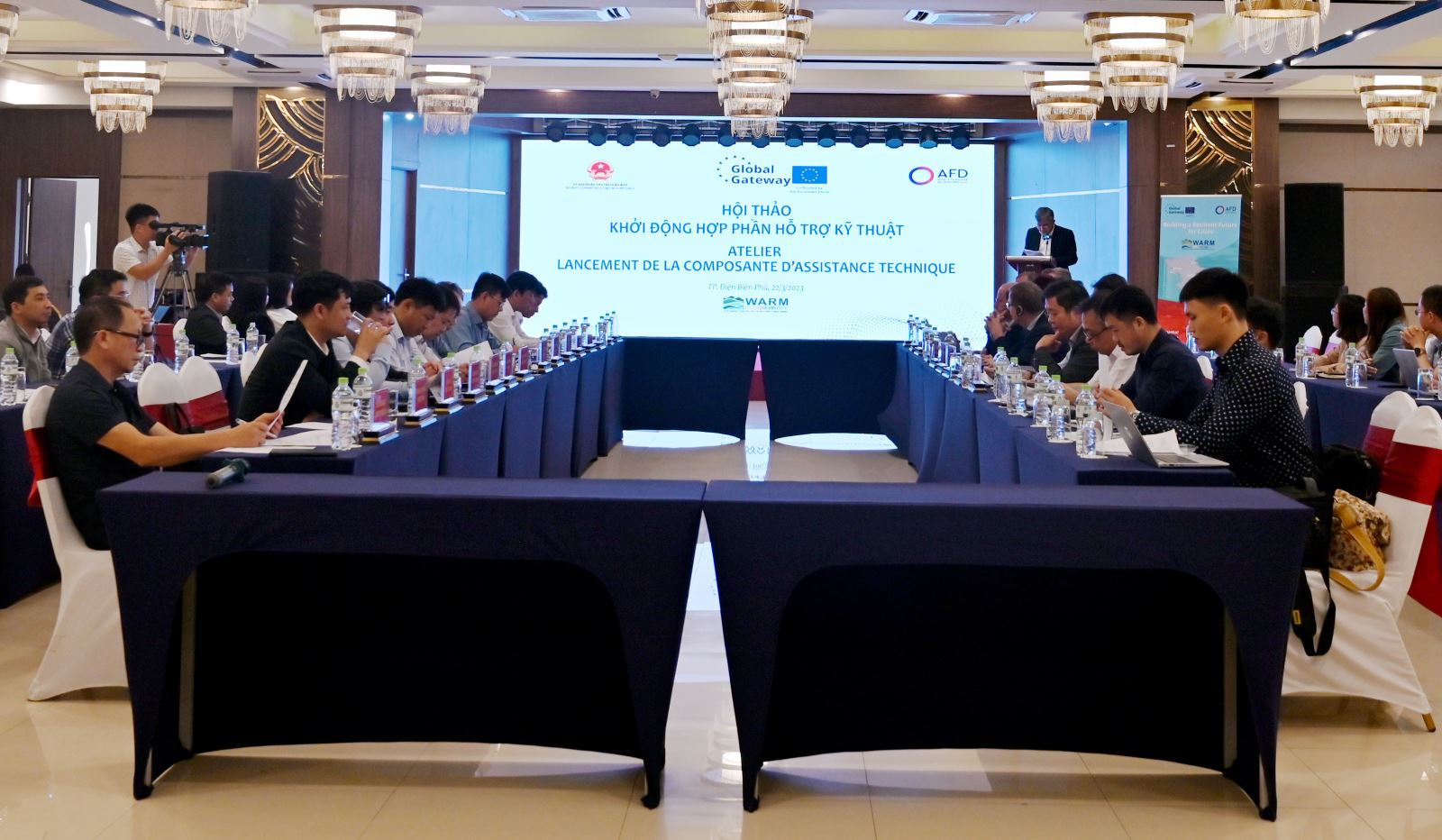 Các đại biểu nghe thuyết trình về hợp phần hỗ trợ kỹ thuật Dự án đầu tư xây dựng công trình “Quản lý đa thiên tai lưu vực sông Nậm Rốm”.