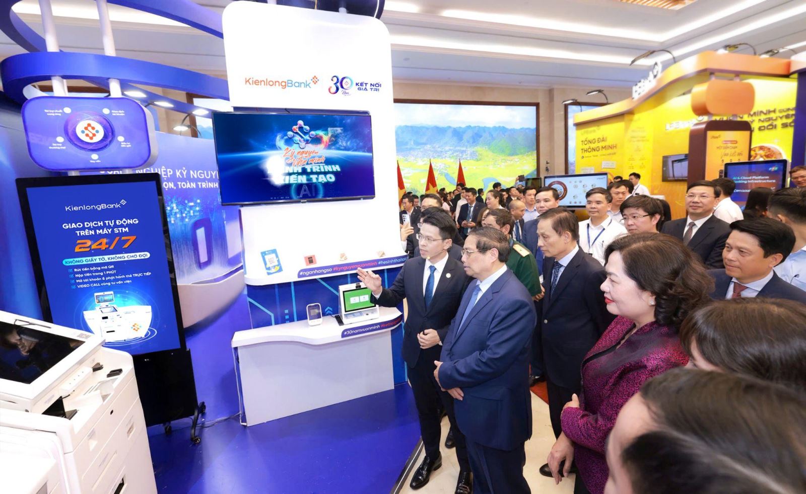 Ông Trần Ngọc Minh giới thiệu với Thủ tướng giải pháp Giao dịch viên AI đang được áp dụng tại Ngân hàng.