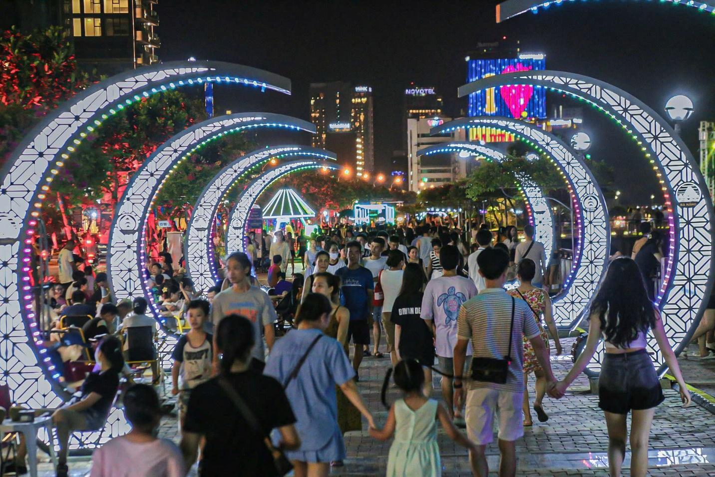 Kinh tế đêm Đà Nẵng chưa phát triển xứng tầm (Ảnh minh họa: Phố đi bộ Bạch Đẳng).