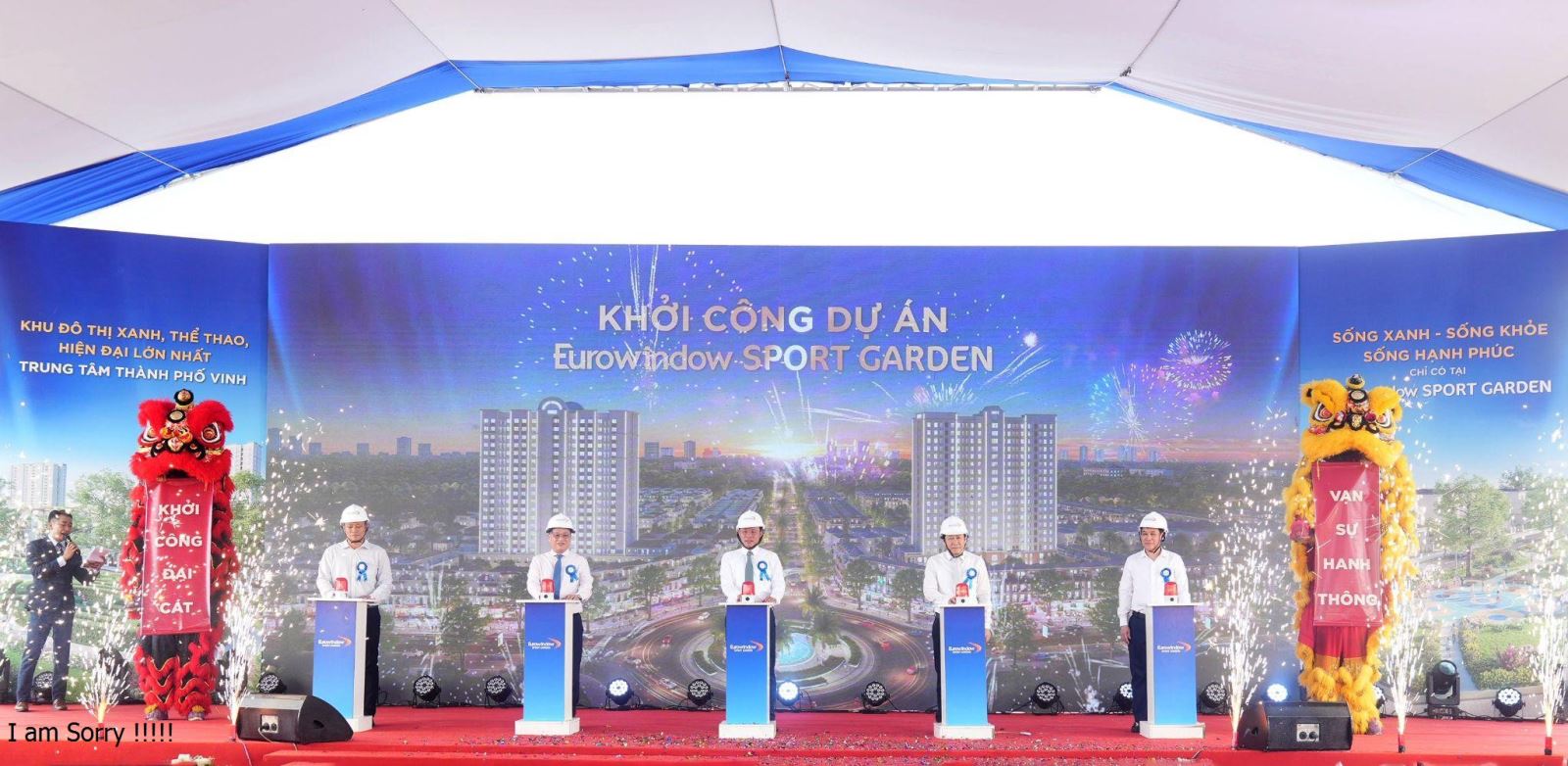 Đại diện chủ đầu tư, đơn vị phát triển dự án và các khách mời thực hiện nghi thức bấm nút khởi công dự án Eurowindow Sport Garden.