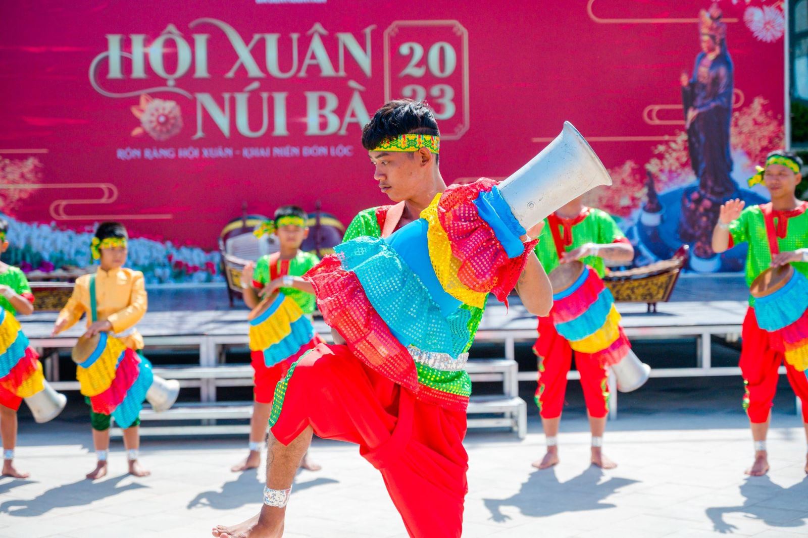 Múa trống Chhay- dăm là một di sản văn hoá sẽ được trình diễn tại Hà Nội. Ảnh: Sun World Ba Den Mountain.
