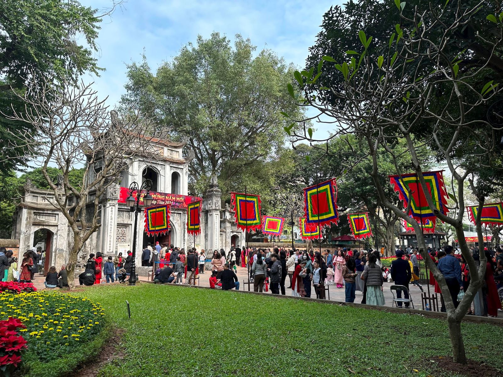 Khách đến Văn Miếu - Quốc Tử Giám đông đúc trong Tết Nguyên đán